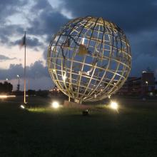 L'entrée du CSG à Kourou. is_60ans_globe.jpg