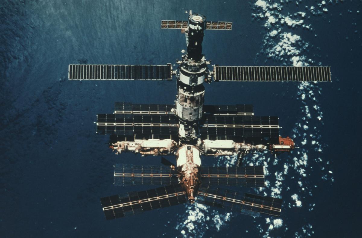 Mir photographiée en 1997 depuis la navette américaine Columbia.