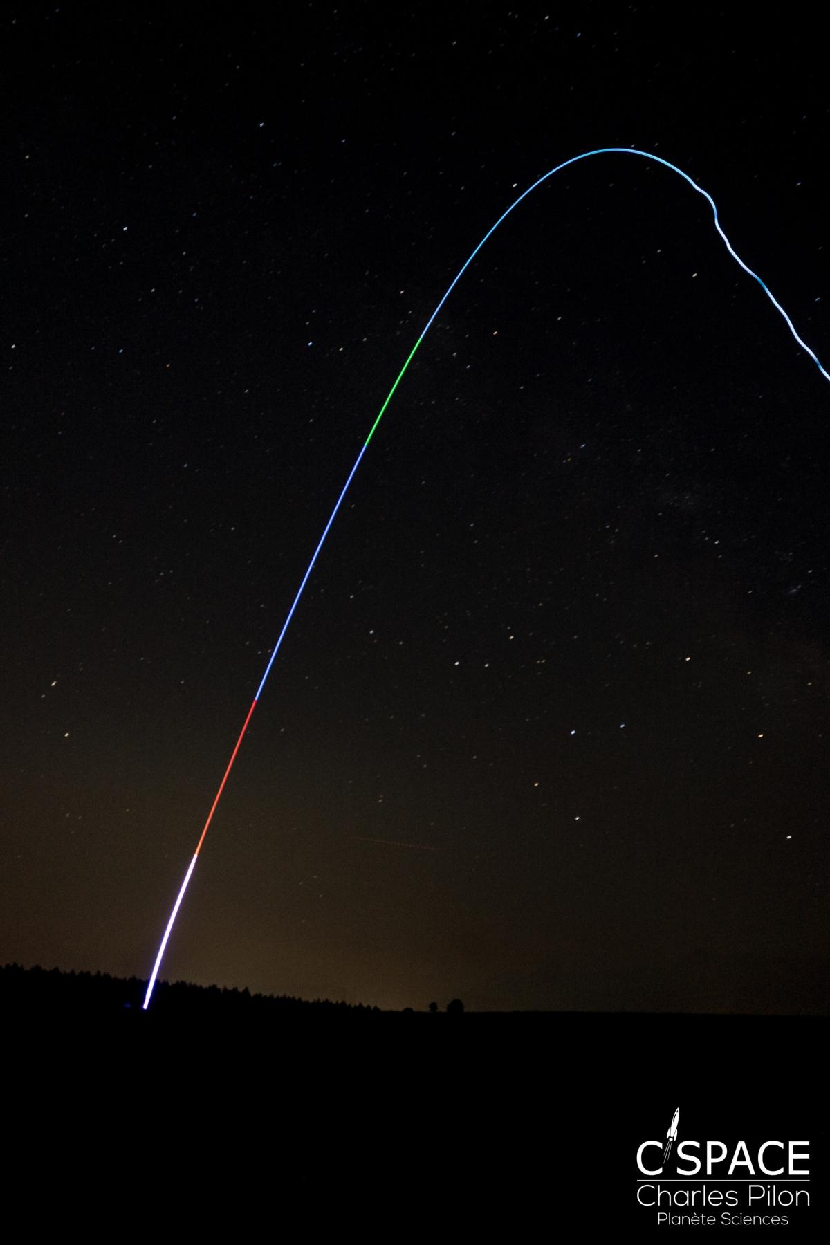 Lancement d'une mini-fusée dans la nuit à l'occasion du C'Space. Lancement d'une mini-fusée dans la nuit à l'occasion du C'Space.