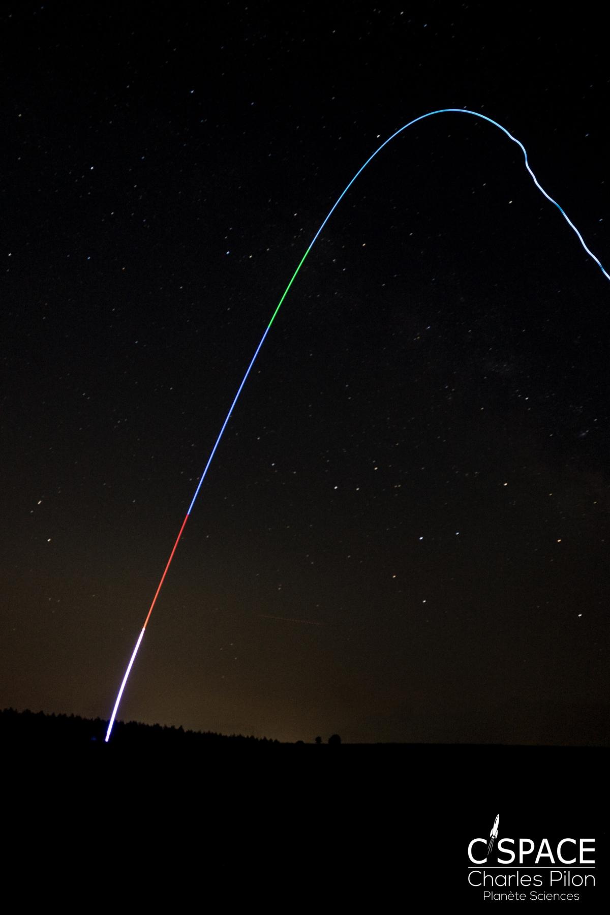 Lancement d'une mini-fusée dans la nuit à l'occasion du C'Space.