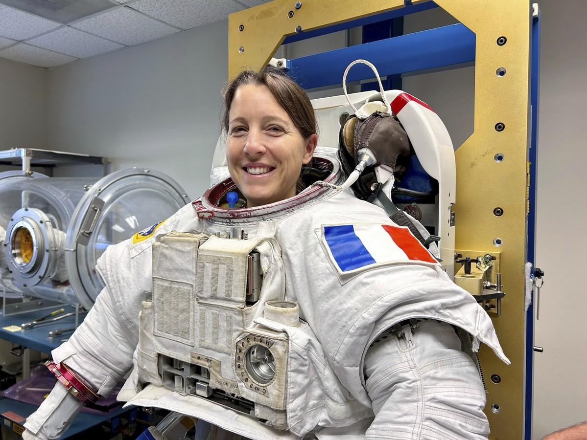 Sophie Adenot en combinaison d'astronaute. Sophie Adenot en combinaison d'astronaute.