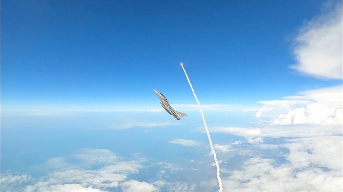 Le premier lancement d'Ariane 6 vue d'un Rafale.