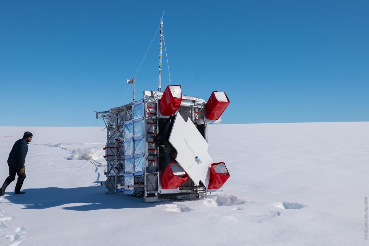 Récupération du ballon Transat dans l'Arctique canadien.