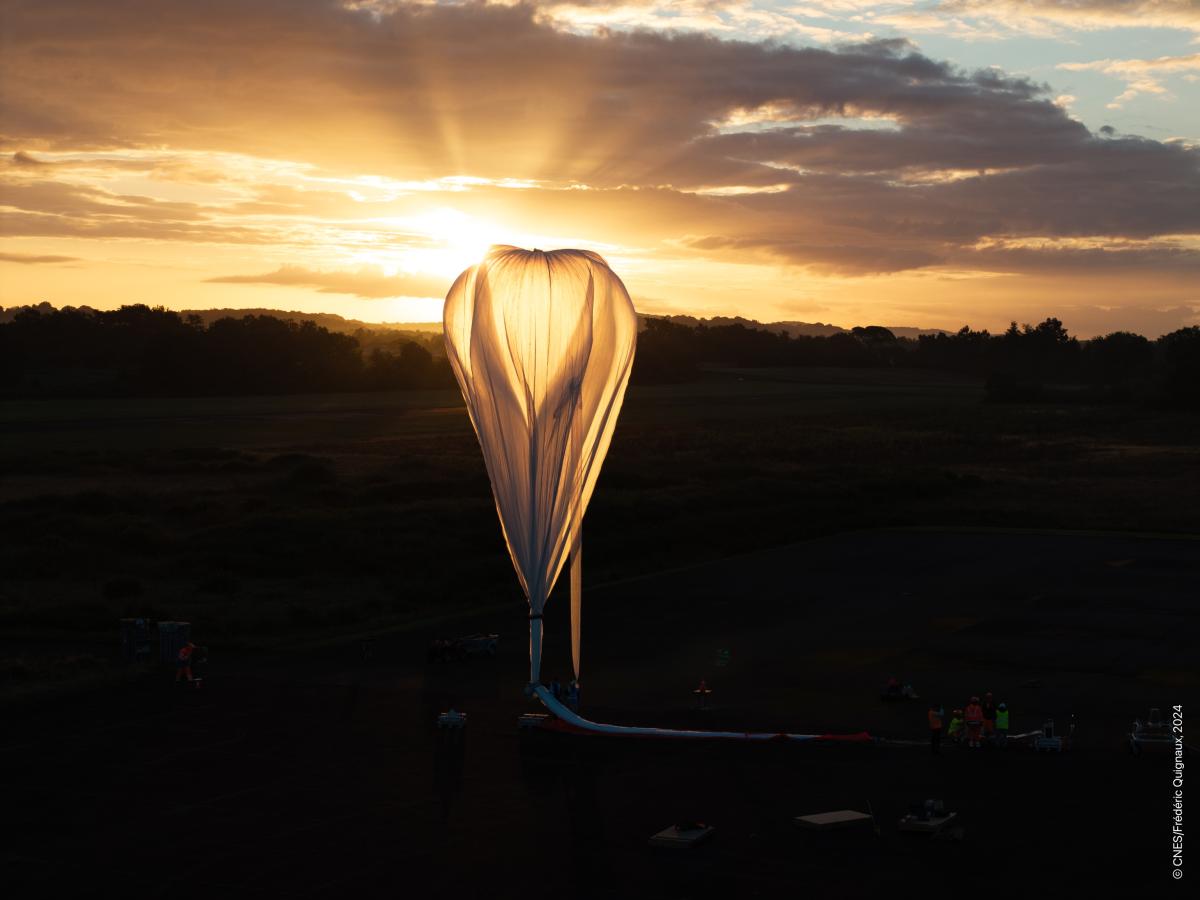 Le ballon manoeuvrant BalMan au petit jour à Aire sur l'Adour.