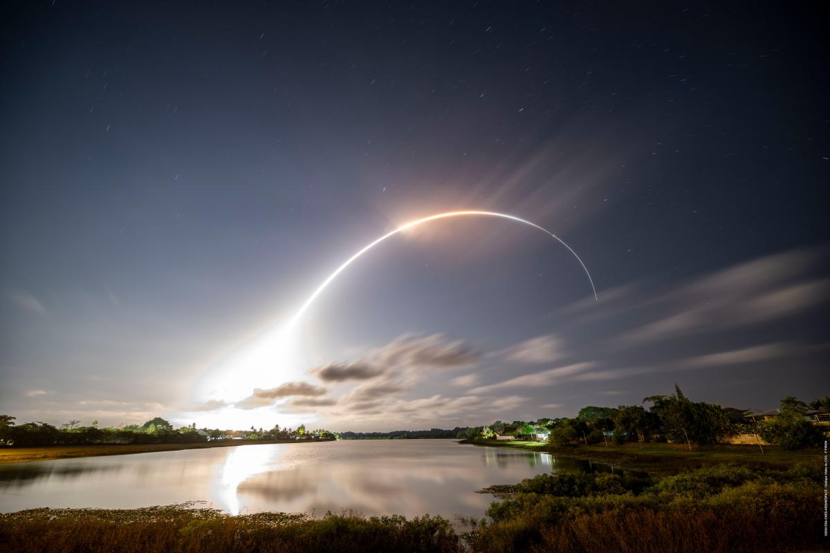 Décollage du lanceur Vega VV24 vu depuis le lac Bois Diable à Kourou.