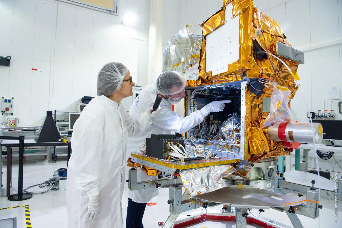 Le satellite MicroCarb en salle blanche au CST.