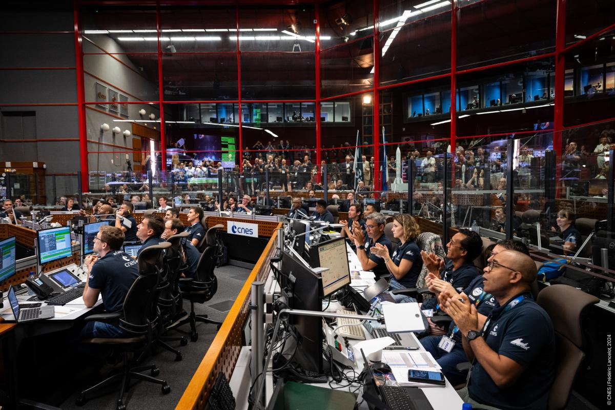 Dans le centre de contrôle de la base spatiale européenne à Kourou pour le premier lancement d'Ariane 6.