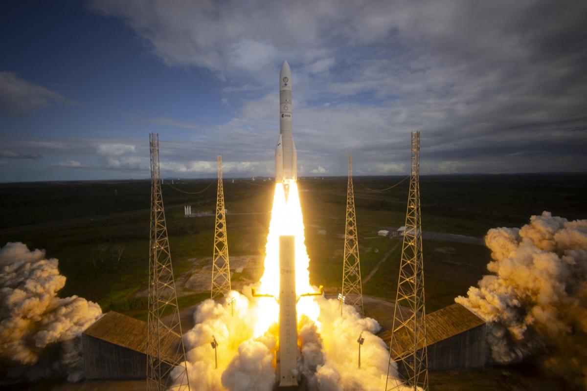 Décollage d'Ariane 6 lors de son lancement inaugural.