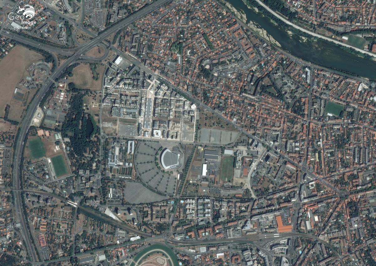 Toulouse vue par le satellite Pleaides - la cartoucherie Toulouse vue par le satellite Pleaides - la cartoucherie