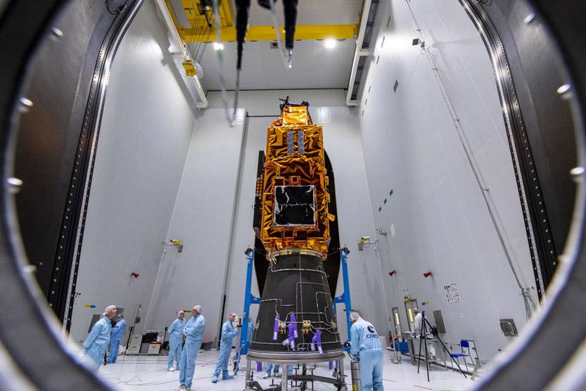 Mise sous coiffe du satellite Biomass au Centre spatial guyanais.