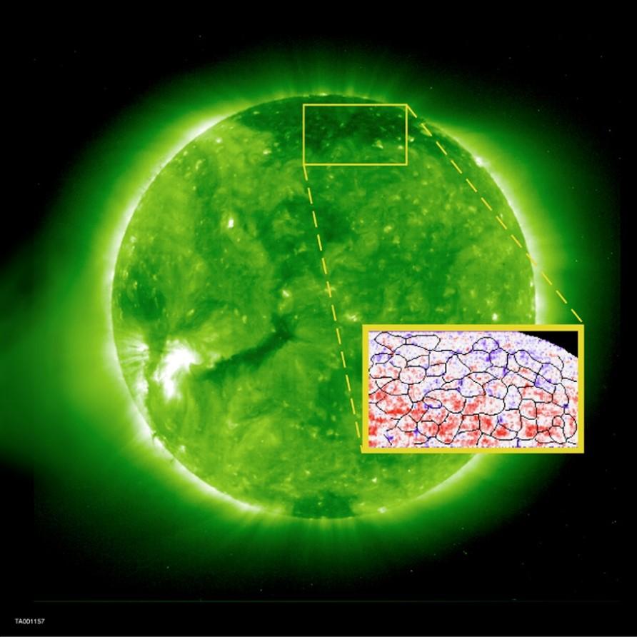 Zoom sur une région de la surface du Soleil montrant la carte des vitesses Doppler du gaz à la base de la couronne solaire, chauffé à des millions de degrés d’où le vent solaire est originaire. Images et données obtenues avec les instruments SUMER et EIT du. Zoom sur une région de la surface du Soleil montrant la carte des vitesses Doppler du gaz à la base de la couronne solaire, chauffé à des millions de degrés d’où le vent solaire est originaire. Images et données obtenues avec les instruments SUMER et EIT du.