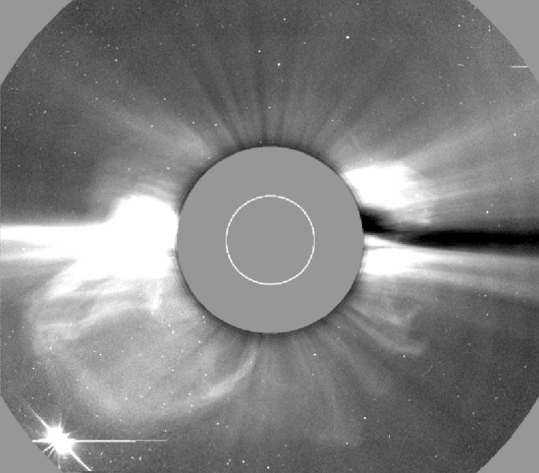 Ejection de masse coronale autour du disque solaire masqué. Ejection de masse coronale autour du disque solaire masqué.