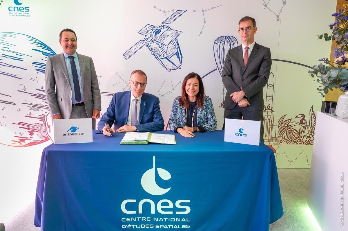 Signature d'ASTRE entre le CNES et ArianeGroup. Signature d'ASTRE entre le CNES et ArianeGroup.