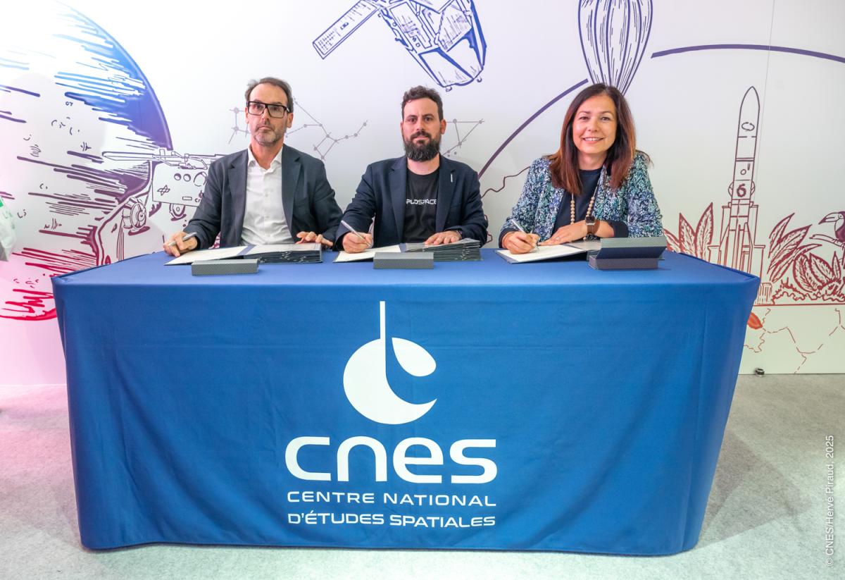 Signature d'un accord entre le CNES et PLD lors du Salon du Bourget