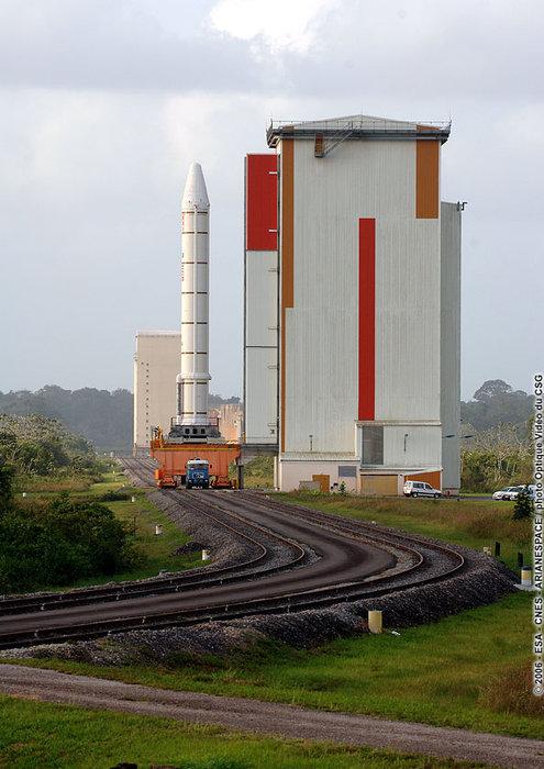 Un booster quitte le bâtiment de stockage Un booster quitte le bâtiment de stockage