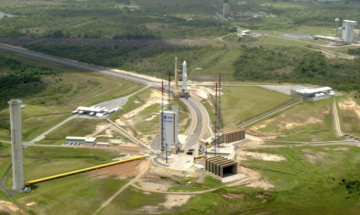 Ariane 5 est transportée du Bâtiment d’assemblage final jusqu’à son pas de tir ELA-3 Ariane 5 est transportée du Bâtiment d’assemblage final jusqu’à son pas de tir ELA-3
