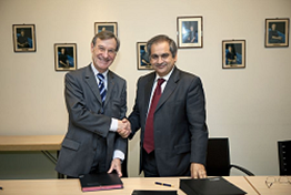 Signature d'un accord de coopération pour le développement de la composante spatiale du projet Athena-Fidus Signature d'un accord de coopération pour le développement de la composante spatiale du projet Athena-Fidus