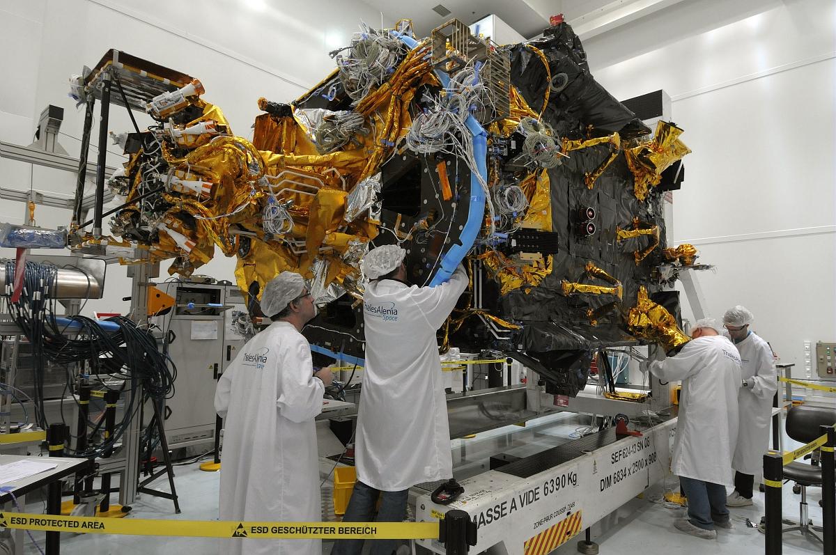 Préparation du satellite Athena-Fidus pour des essais de vide thermique chez Thales Alenia Space à Cannes Préparation du satellite Athena-Fidus pour des essais de vide thermique chez Thales Alenia Space à Cannes