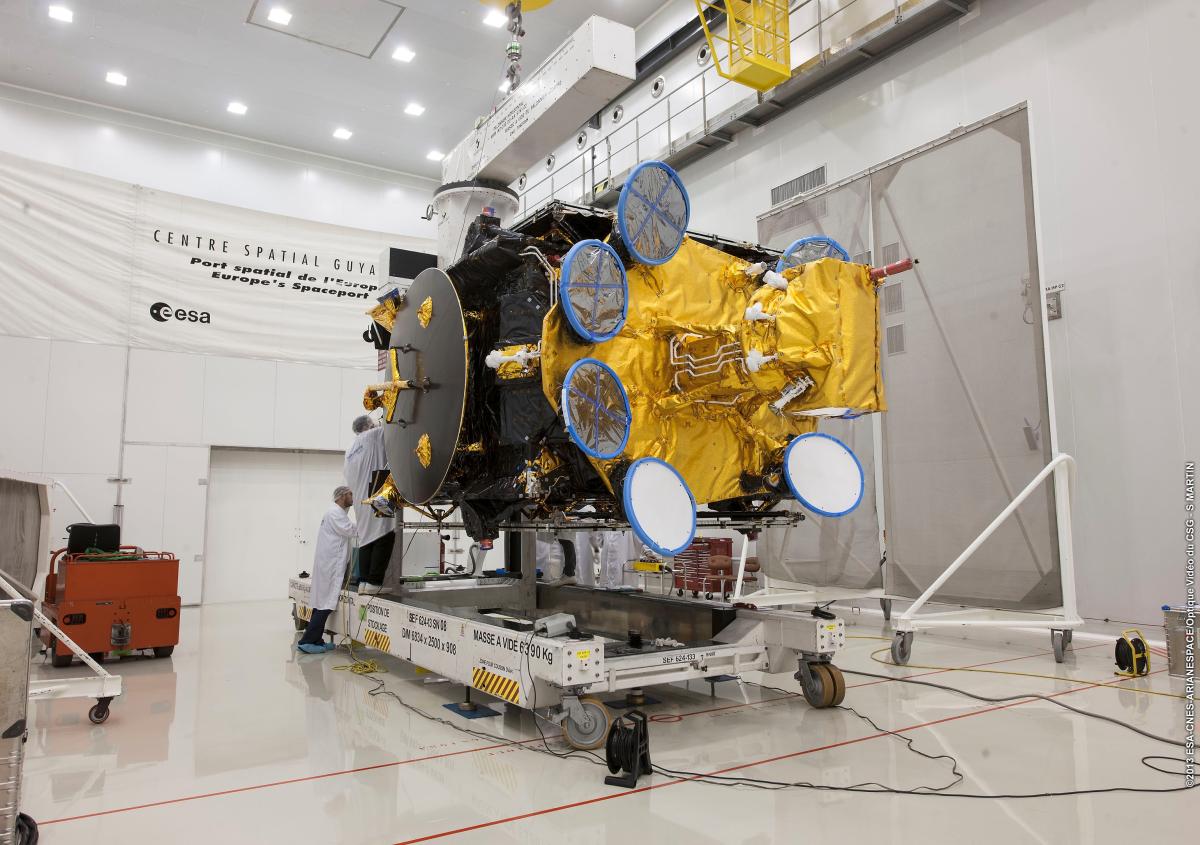 Préparation du satellite Athena Fidus au centre spatial guyanais avant son lancement Préparation du satellite Athena Fidus au centre spatial guyanais avant son lancement