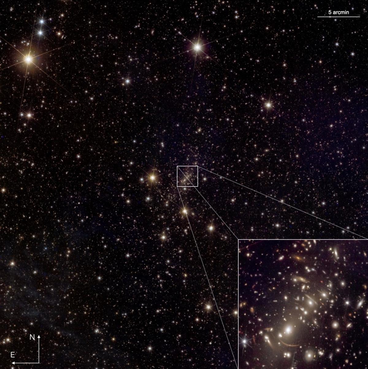 Photographie infrarouge en couleurs représentatives de l’amas de galaxies Abell 2390 Photographie infrarouge en couleurs représentatives de l’amas de galaxies Abell 2390