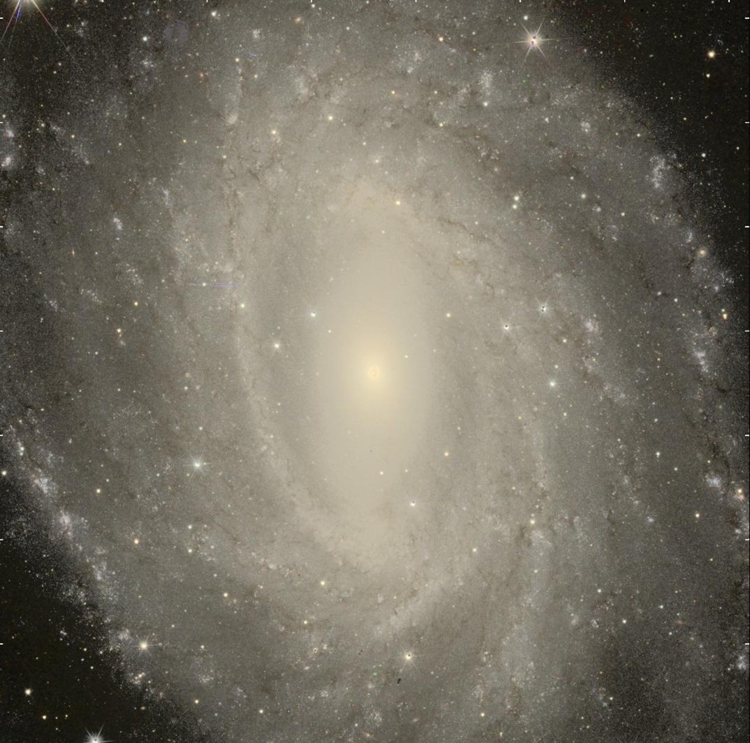 Photographie infrarouge en couleurs représentatives de la galaxie spirale NGC 6744 Photographie infrarouge en couleurs représentatives de la galaxie spirale NGC 6744