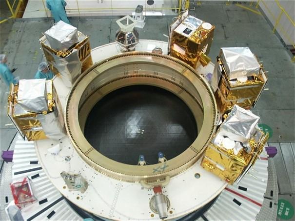 Parasol et la constellation ESSAIM assemblés sur le plateau ASAP5 de l’étage supérieur d’Ariane 5 Parasol et la constellation ESSAIM assemblés sur le plateau ASAP5 de l’étage supérieur d’Ariane 5