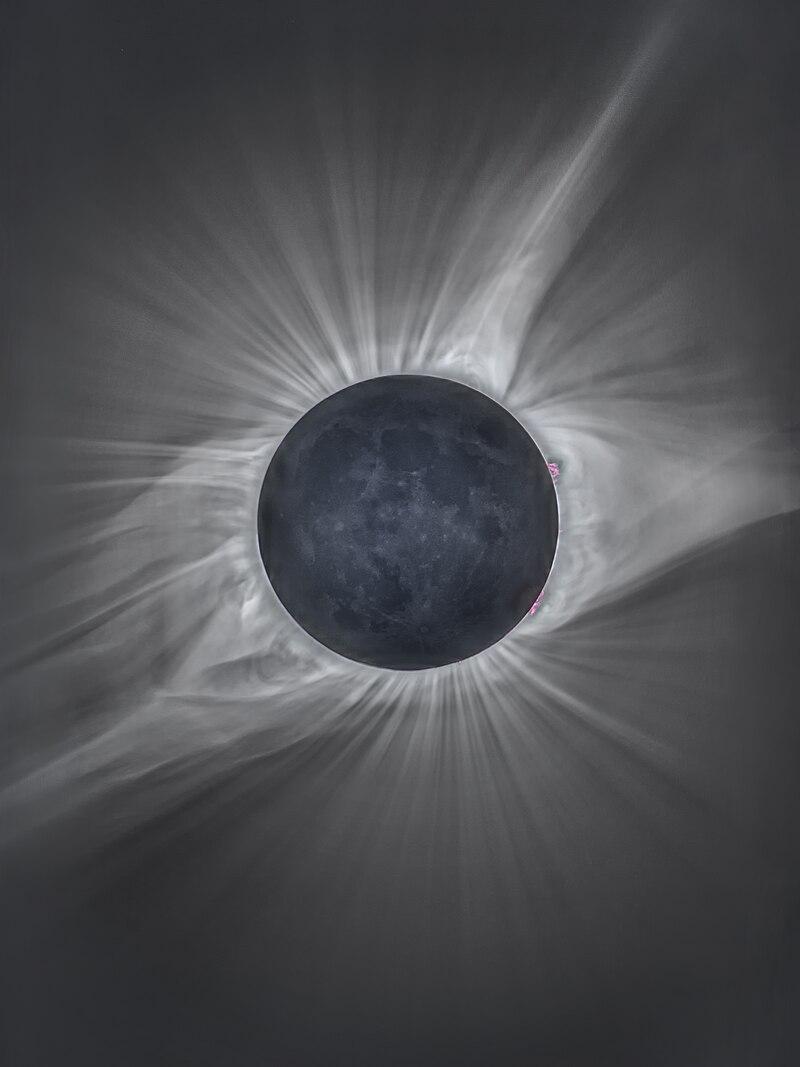 Photographie de la couronne solaire durant la phase de totalité de l’éclipse de Soleil Photographie de la couronne solaire durant la phase de totalité de l’éclipse de Soleil