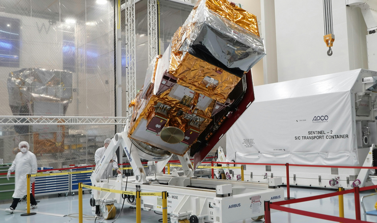 Sentinel-2C avant le chargement dans son conteneur Sentinel-2C avant le chargement dans son conteneur