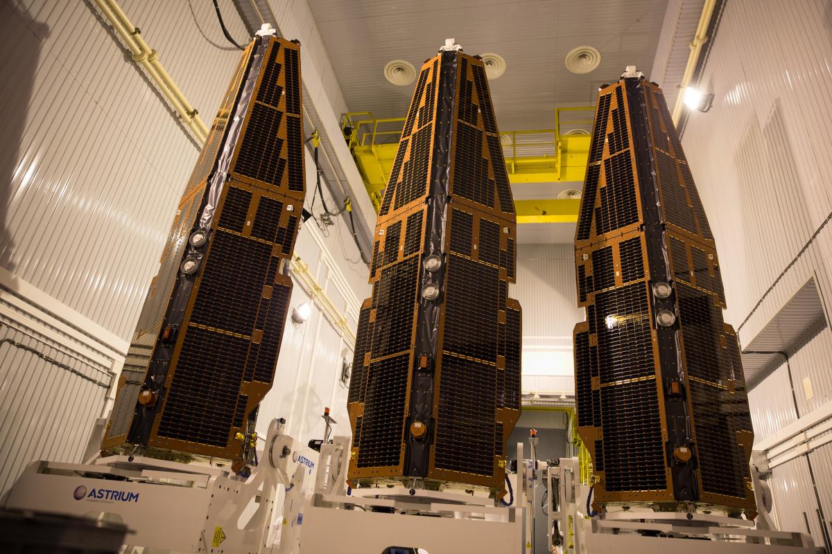 Les 3 satellites Swarm en position verticale Les 3 satellites Swarm en position verticale