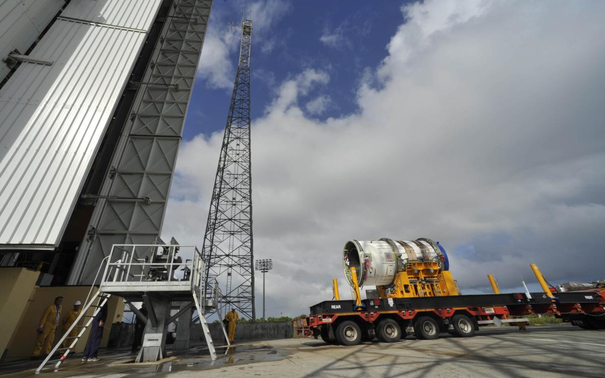 L’étage Z-9 à son arrivée sur la Zone de Lancement Vega