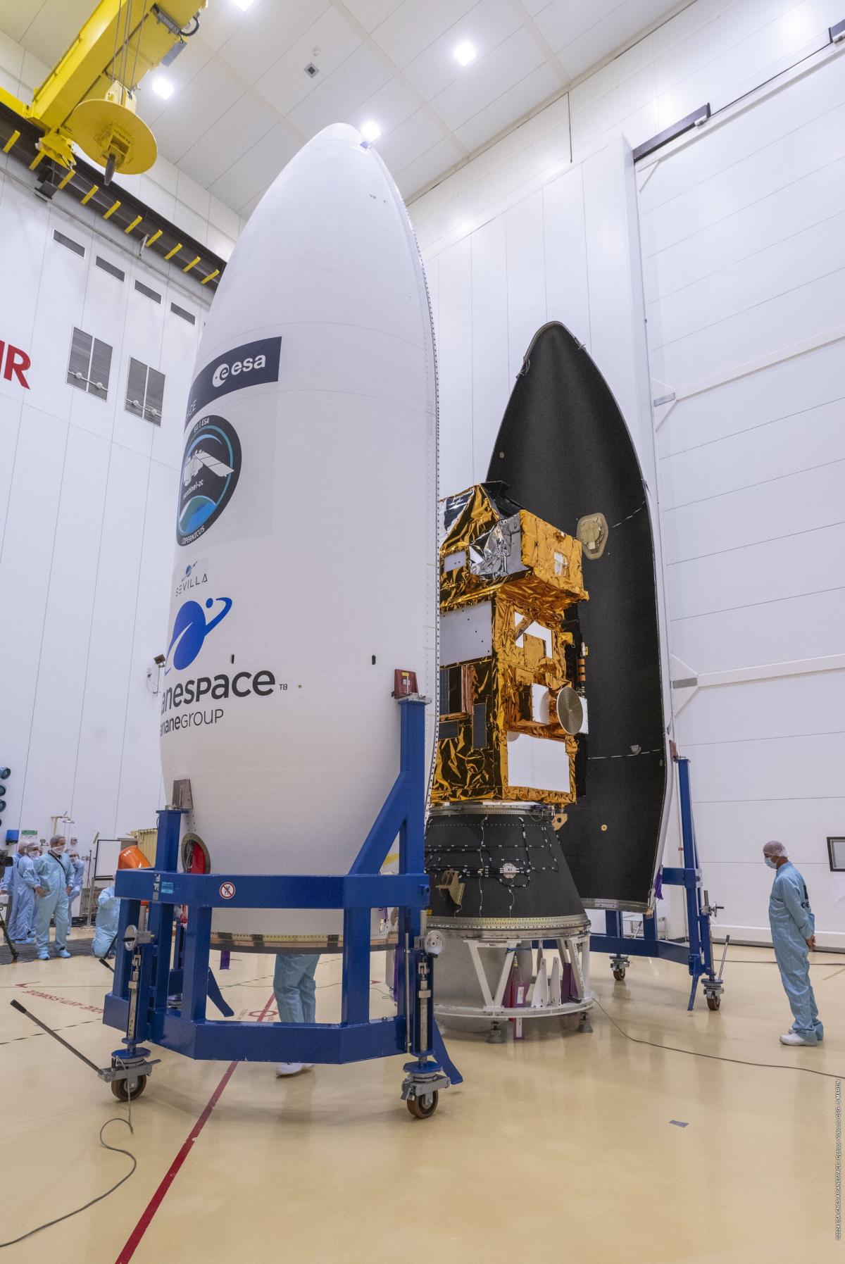 Satellite Sentinel-2C en cours d’installation dans la coiffe de son lanceur Vega Satellite Sentinel-2C en cours d’installation dans la coiffe de son lanceur Vega
