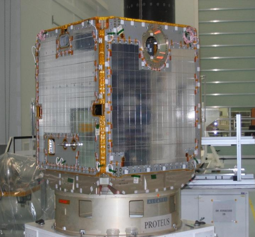 La plateforme PROTEUS, en position fermée sur laquelle a été construit le satellite CoRoT, en cours d’intégration La plateforme PROTEUS, en position fermée sur laquelle a été construit le satellite CoRoT, en cours d’intégration