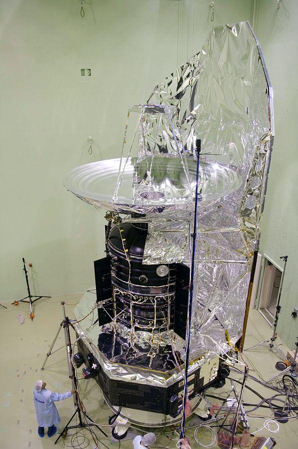 Essais acoustiques du satellite Herschel pendant son intégration Essais acoustiques du satellite Herschel pendant son intégration