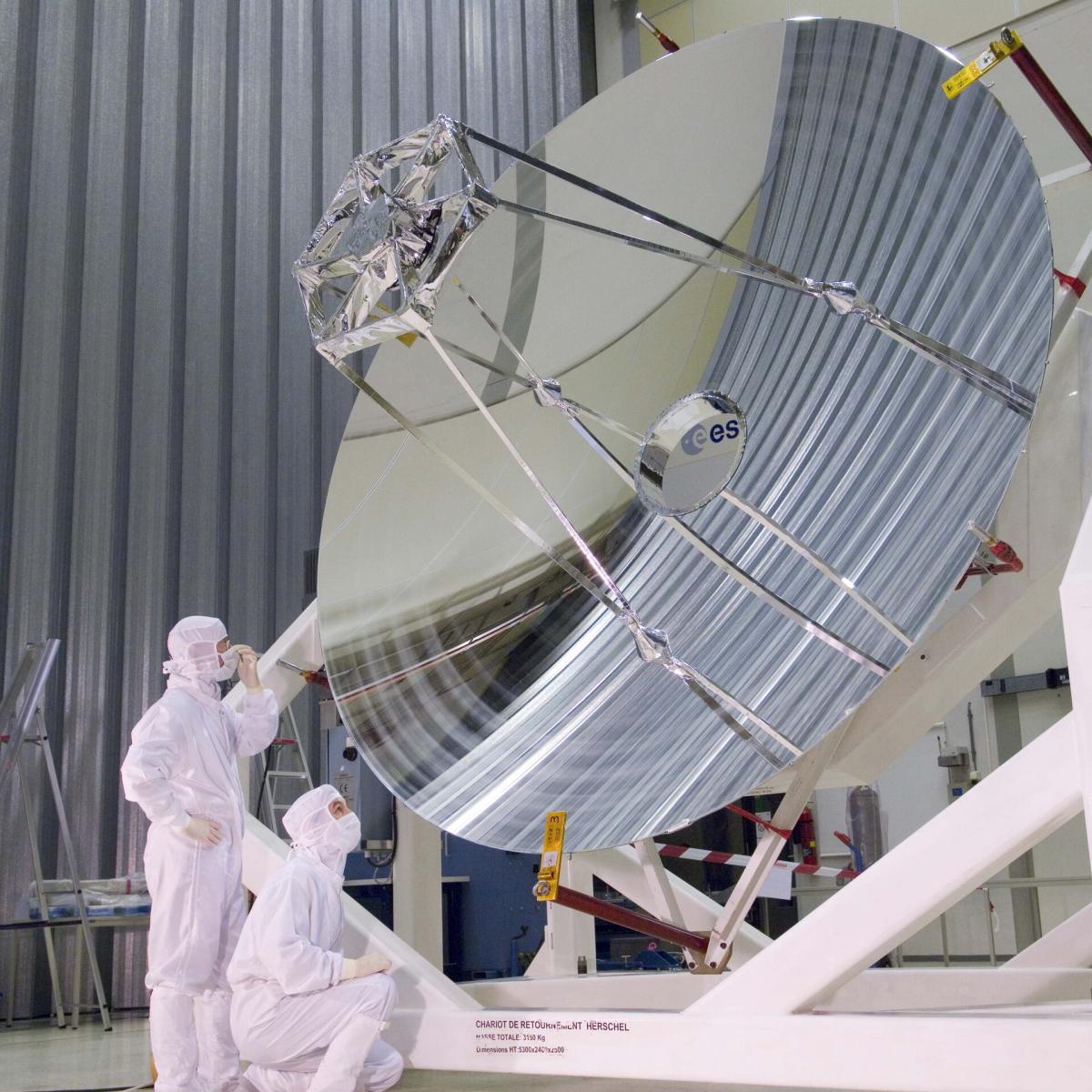 Miroir de 3,5 mètres de diamètre du télescope spatial Herschel Miroir de 3,5 mètres de diamètre du télescope spatial Herschel