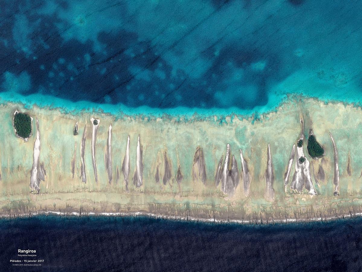 L'île de Rangiroa, en Polynésie française, vue par le satellite Pléiades. L'île de Rangiroa, en Polynésie française, vue par le satellite Pléiades.