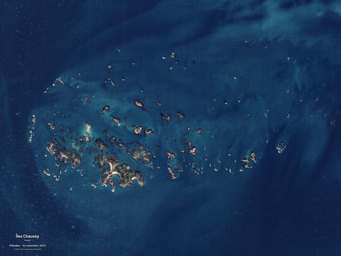Les îles Chausey, au large de la Normandie, vues par un satellite Pléiades.