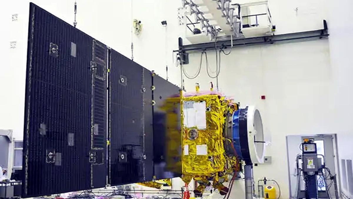 Satellite Megha-Tropiques, les panneaux solaires déployés en test Satellite Megha-Tropiques, les panneaux solaires déployés en test