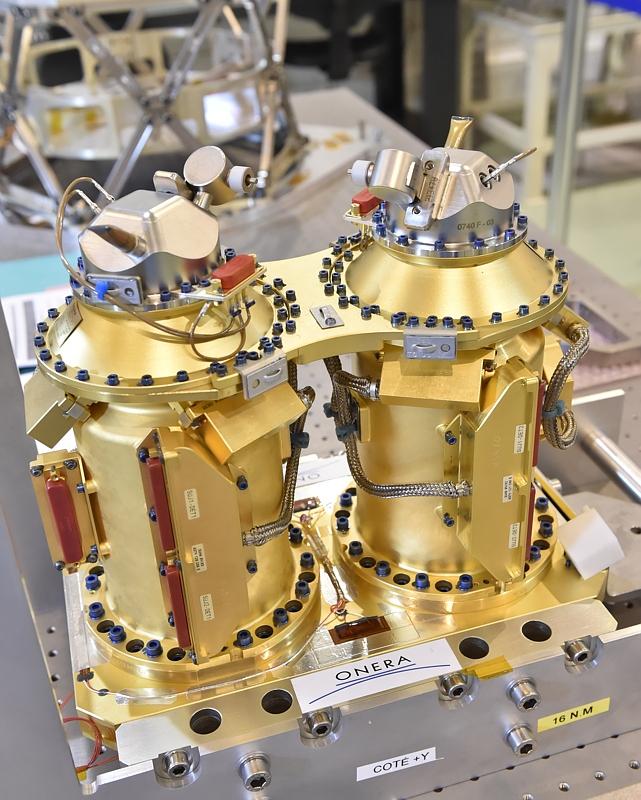 Les deux accéléromètres de l’instrument T-SAGE en cours d’intégration au CNES Les deux accéléromètres de l’instrument T-SAGE en cours d’intégration au CNES