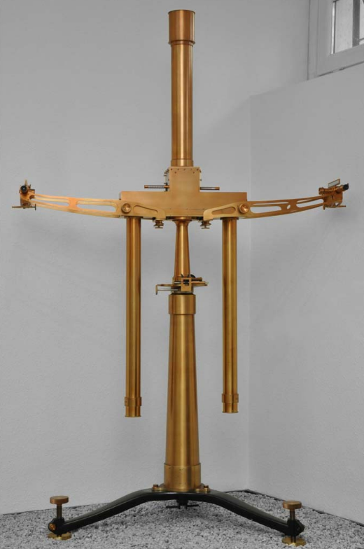 Balance à torsion inventée par le physicien hongrois Loránd Eötvös en 1888 Balance à torsion inventée par le physicien hongrois Loránd Eötvös en 1888