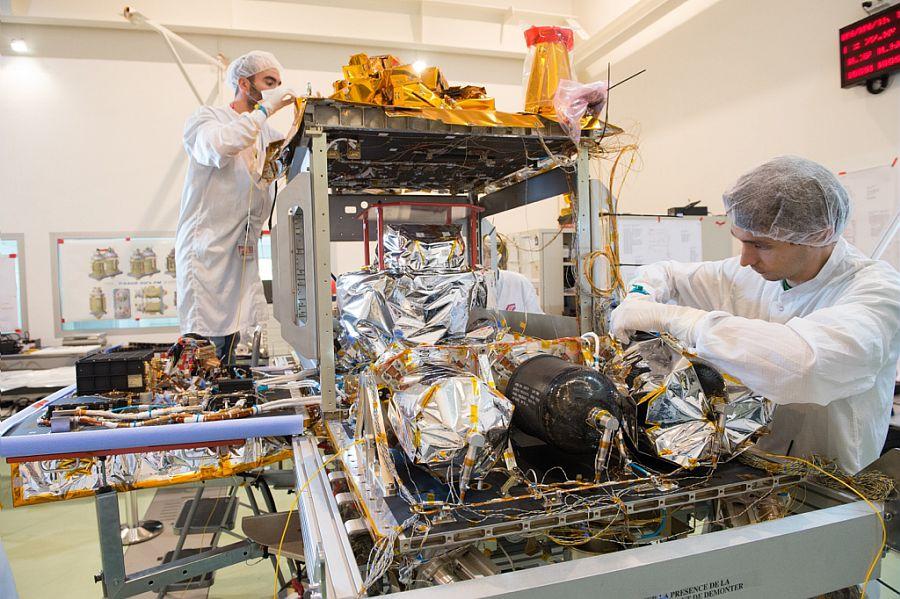 Plateforme Myriade sur laquelle a été construit le satellite Microscope, en position ouverte Plateforme Myriade sur laquelle a été construit le satellite Microscope, en position ouverte