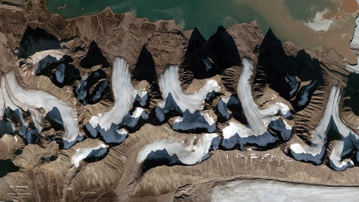 Ny-Alesund, en Norvège, vu par un satellite Pléiades. Ny-Alesund, en Norvège, vu par un satellite Pléiades.