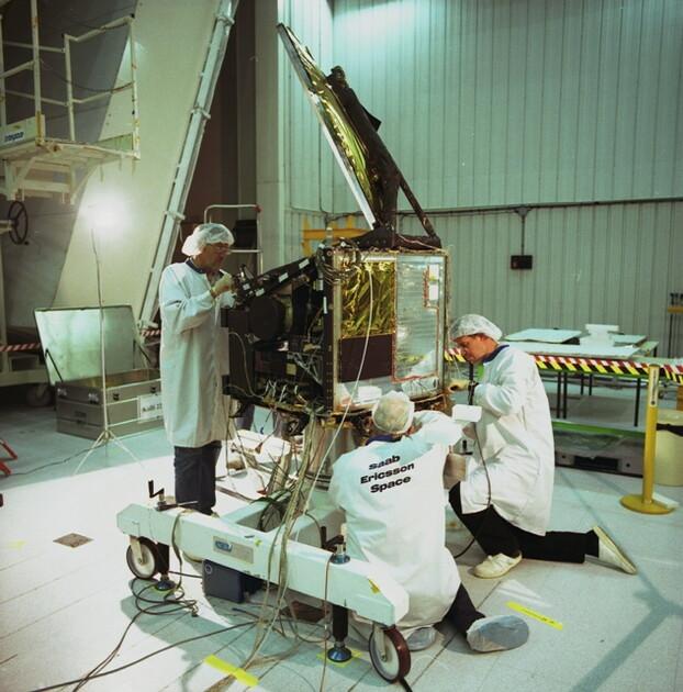 Satellite Odin en cours de préparation pour les essais de vide spatial Satellite Odin en cours de préparation pour les essais de vide spatial