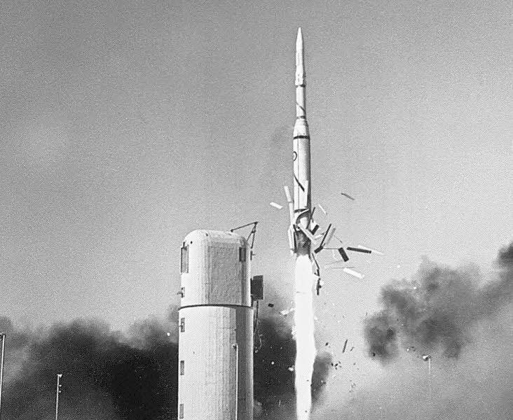 Premier lancement de Diamant-A le 26 novembre 1965 avec le premier satellite français Astérix