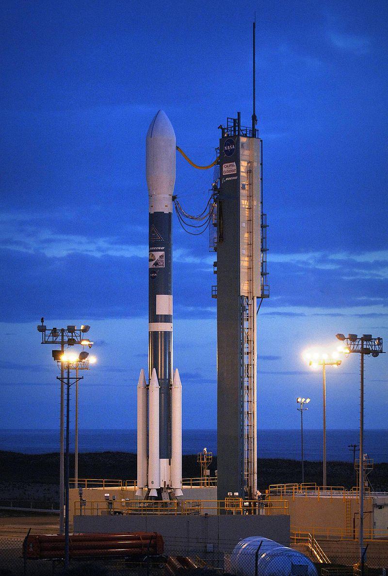Fusée Delta II sur son pas de tir à la Vandenberg Space Force Base