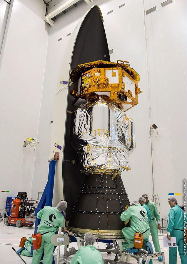Le satellite LISA Pathfinder lors de sa mise sous la coiffe de son lanceur Vega au Centre Spatial Guyanais