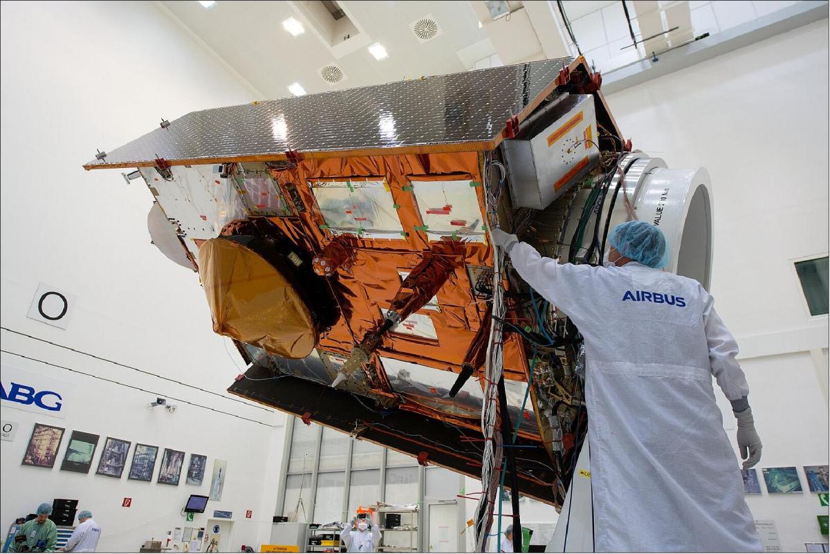L’altimètre radar Poseidon-4 en cours de tests, installé sur le dessous du satellite Sentinel-6A