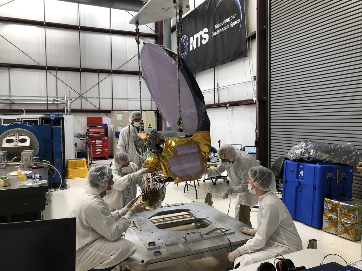 Le radiomètre AMR-C en cours de tests au Jet Propulsion Laboratory de la NASA