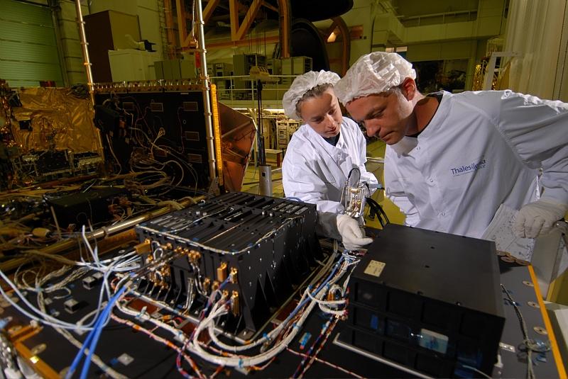 Le boîtier électronique de T2L2 en cours d’intégration chez Thales Alenia Space