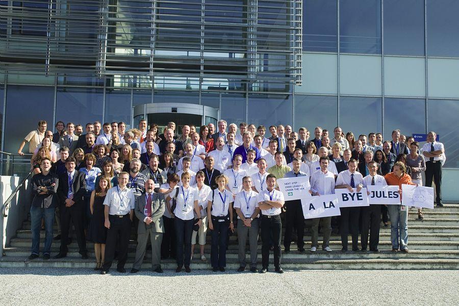 L’équipe de la mission devant l’entrée du bâtiment Fermat en 2008