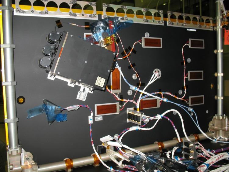 Instrument ICARE-NG intégré sur son panneau pour la mission CARMEN-2